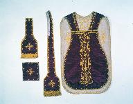 Ornement réversible blanc et rouge 1 : chasuble, bourse de corporal, étole, manipule, basilique Notre-Dame-du-Roncier (Josselin)