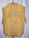 Ornement doré 1 : chasuble, voile de calice, manipule et bourse de corporal
