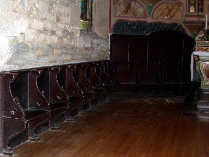 Ensemble d'un lambris de demi-revêtement et de 19 stalles