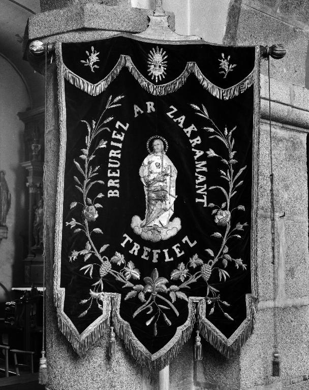 Bannière de procession paroissiale : Sacré-Cœur, Saint Joseph, église paroissiale Sainte-Édiltrude (Tréflez)