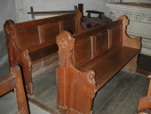 Ensemble de 2 bancs de fidèles et un agenouilloir