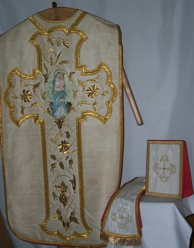 Ornement blanc 4 : chasuble, étole, bourse de corporal