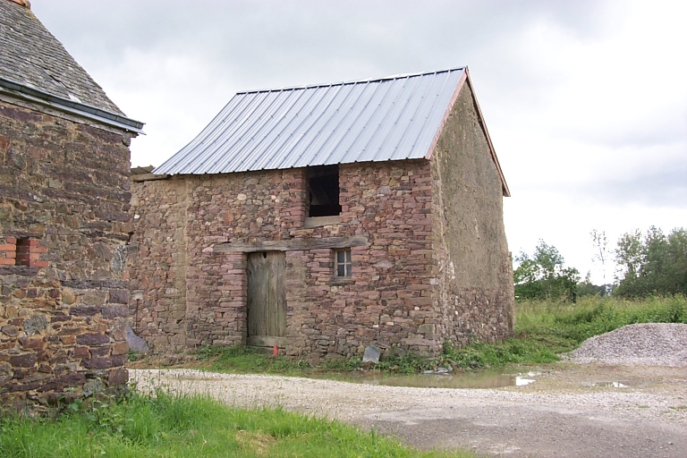 Ferme, actuellement resserre, l'Ourme Barbot (Mernel)