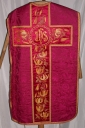 Ornement rouge 1 : chasuble, bourse de corporal, étole, manipule, voile de calice