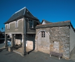 Halle, auditoire de justice, 12 place du Prieuré (Livré-sur-Changeon)
