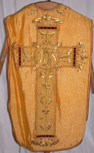 Ornement doré 1 : chasuble, bourse de corporal, étole, manipule