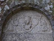 Demi-reliefs de tympans : Portraits du Christ et de la Vierge, église paroissiale Saint-Gentien (Pluherlin)