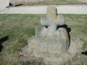 Croix de chemin, place de la Mairie (Québriac)