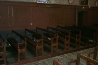 Ensemble de 33 bancs de fidèles