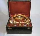 Chapelle : calice, patène, plateau à burettes, 2 burettes, clochette