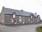 Alignement de trois maisons et fermes, la Hinois (Pipriac)