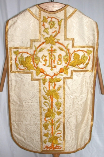 Ornement blanc 2 : chasuble, voile de calice