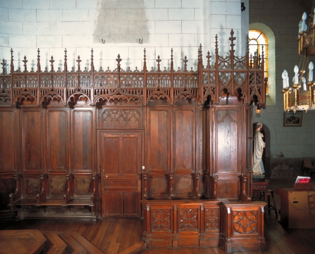 Ensemble d'un lambris de demi-revêtement, 2 niches-crédences et de 2x6 stalles