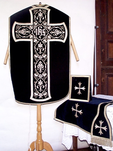 Ornement noir 1 : chasuble, étole, voile de calice, bourse de corporal