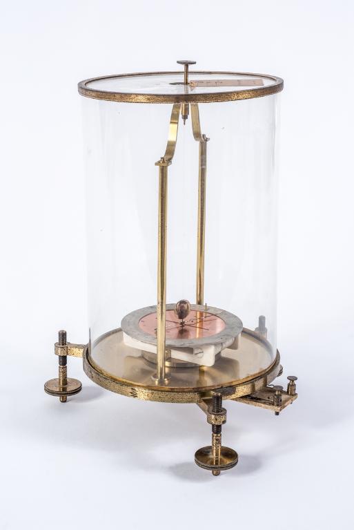 Présentation de la collection d'instruments scientifiques du lycée Émile Zola, Avenue Jean Janvier (Rennes)