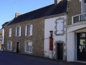 Maison et station service, 20 rue du Général Leclerc (Etel)