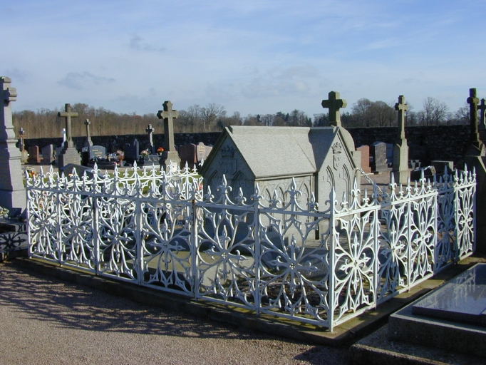 Tombeau de la famille Duhil de Bénazé, route départementale 794 (Meillac)