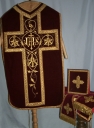 Ornement rouge 2 : chasuble, étole, manipule, voile de calice, bourse de corporal