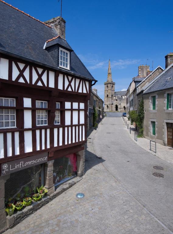 Rue de l'église (La Roche-Derrien fusionnée en La Roche-Jaudy en 2019)