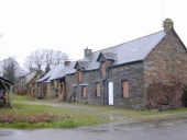 Alignement de huit maisons, le Breil aux Oyons (Pipriac)