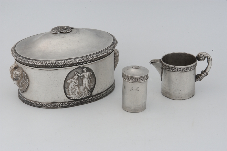 Service de baptême : coffret ; ampoule à saint chrême ; verseuse