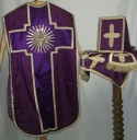 Ornement violet 3 : chasuble, bourse de corporal, étole, manipule, voile de calice (Guipry fusionnée en Guipry-Messac en 2016)