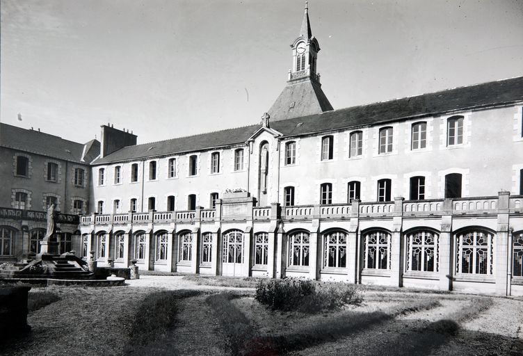 Séminaire dit Grand Séminaire, anciennement couvent des Capucins, puis couvent d'Ursulines ; actuellement Maison du Diocèse,rue Monseigneur Tréhiou (Vannes)