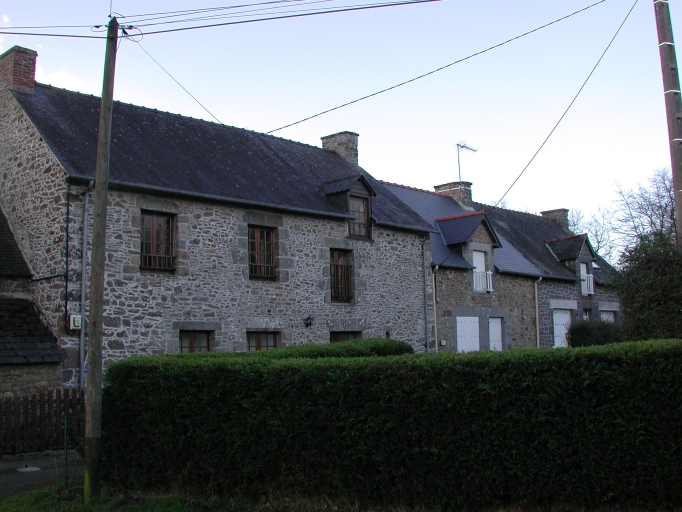 Alignement de maisons, la Morvonnais (Saint-Pierre-de-Plesguen fusionnée en Mesnil-Roc'h en 2019)