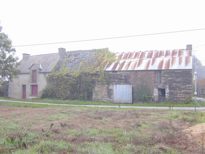 Alignement de trois maisons et fermes, la Presselais (Renac)
