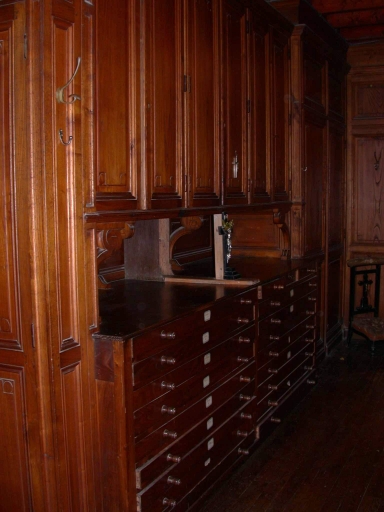 Meubles de sacristie : chasublier, armoires, confessionnal