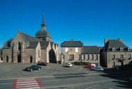 Les églises paroissiales, prieurés, croix monumentales, chapelles et menhirs sur la commune de Livré-sur-Changeon