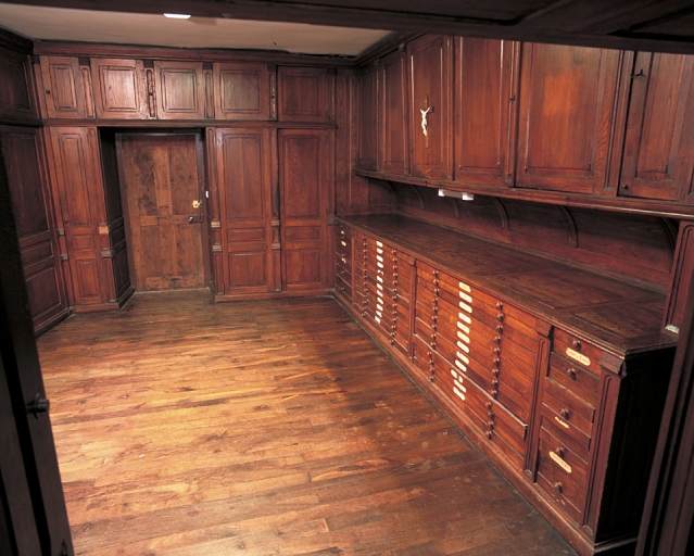 Meubles de sacristie : chasublier, 8 armoires de sacristie, lambris de hauteur