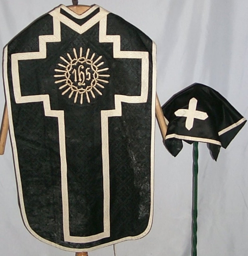 Ornement noir 1 : chasuble, voile du calice