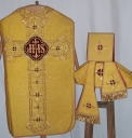Ornement doré 5 : chasuble, bourse de corporal, étole, manipule, voile de calice