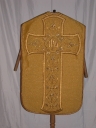 Ornement doré 2 : chasuble, étole, manipule, voile de calice