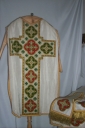 Ornement blanc 2 : chasuble, étole, manipule, voile de calice