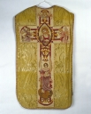 Ornement doré 3 : chasuble, étole, manipule, bourse du corporal
