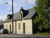 Alignement de deux maisons, route d'Eancé (Chelun)