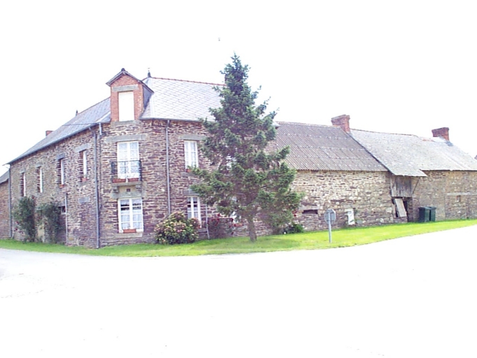 Édifice commercial, relais de poste dit le "Pigeon Blanc", actuellement ferme, la Croix Simon (Maure-de-Bretagne fusionnée en Val d'Anast en 2017)