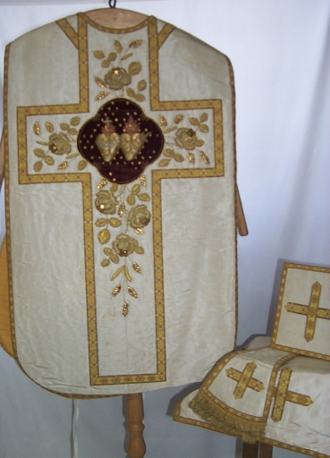 Ornement blanc 3 : chasuble, bourse du corporal, étole, voile du calice