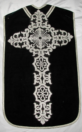 Ornement noir 3 : chasuble, bourse de corporal, étole, manipule