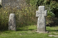 Stèle gauloise et croix monumentale, le Moustoir (Locoal-Mendon)