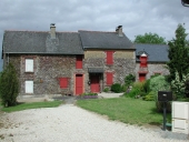 Alignement de trois maisons, place de l'Eglise (Saint-Gonlay)