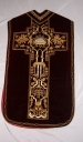 Ornement rouge : chasuble, bourse de corporal, étole, manipule, voile de calice, pale et voile de pupitre d'autel