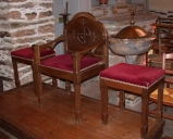 Siège de célébrant et paire de tabourets d'église