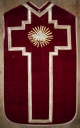 Ornement rouge 3 : chasuble, étole, voile de calice et bourse de corporal