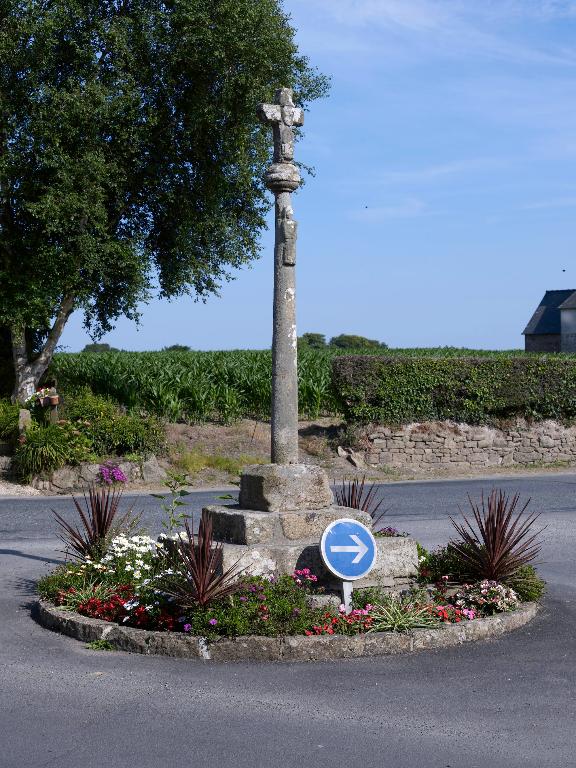Croix de chemin rue de la Mairie (Tonquédec)