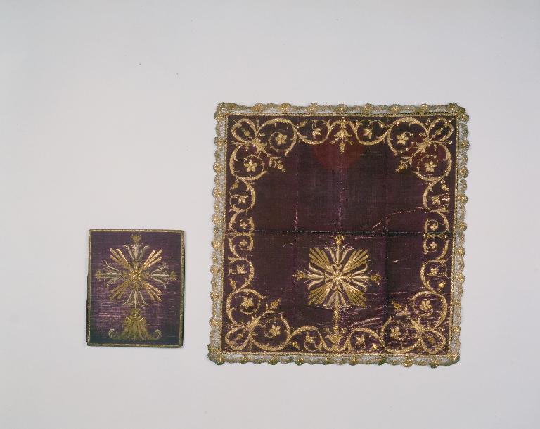 Bourse de corporal, voile de calice, basilique Notre-Dame-du-Roncier (Josselin)