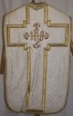 Ornement blanc 4 : chasuble, bourse de corporal, étole, manipule, voile de calice