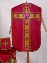 Ornement rouge 1 : chasuble, étole, bourse de corporal, voile de calice
